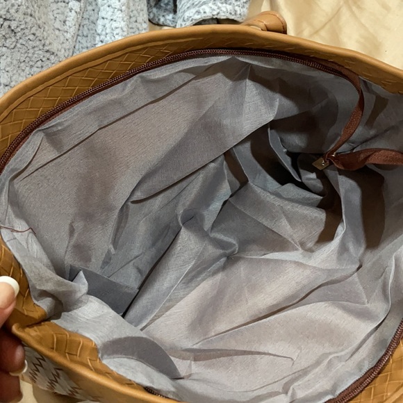 Braided embossed tote 👜 - Picture 7 of 8